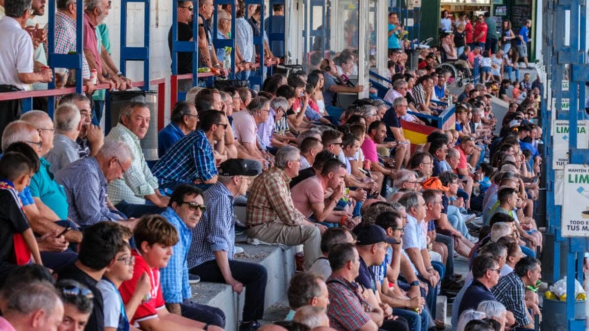 Aficionados del CP Villarrobledo en la grada cubierta durante un partido.
