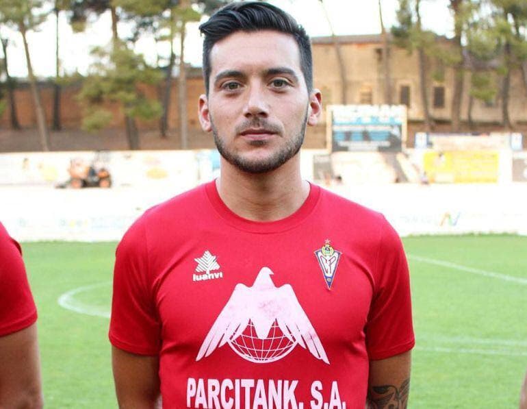 Retrato de Nacho Huertas con la camiseta roja del CP Villarrobledo en el Municipal.